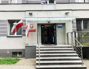 Wejście główne do budynku Komisariatu Policji Warszawa Wilanów.