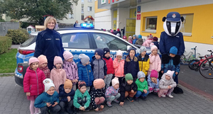 Policjantka prowadzi zajęcia z dziećmi
