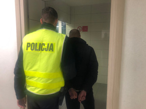 policjant z zatrzymanym