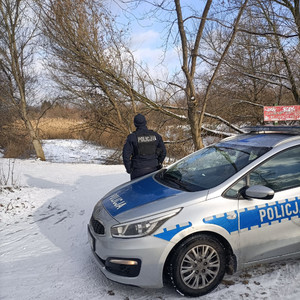 policjant kontrolujący okolice zbiornika wodnego