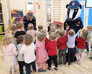 dzieci podczas spotkania z policjantką
