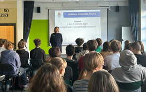 policjantka podczas spotkania z młodzieżą