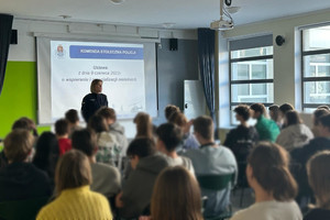 policjantka podczas spotkania z młodzieżą