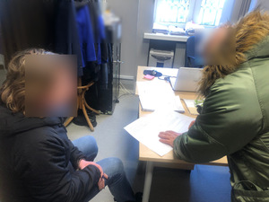 policjant z zatrzymaną