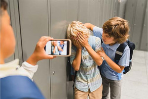 chłopcy w korytarzu szkolnym