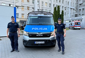 policjanci konwojujący ciężarną kobietę