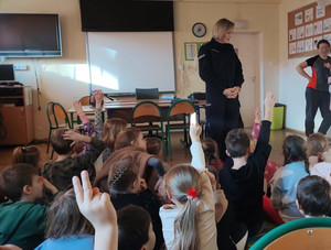 spotkanie policjantów z młodzieżą szkolną