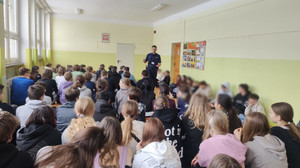 Cenna lekcja dla młodzieży – spotkanie z policjantem