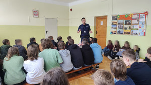 Cenna lekcja dla młodzieży – spotkanie z policjantem
