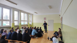 Cenna lekcja dla młodzieży – spotkanie z policjantem