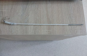 Złodziej z metalowym prętem w ręku ujęty na gorącym uczynku