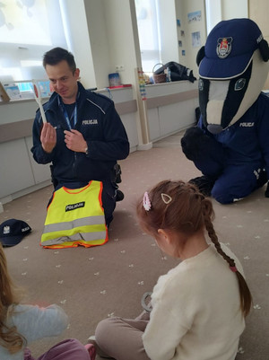 Edukacja przez zabawę – policyjna maskotka wśród przedszkolaków
