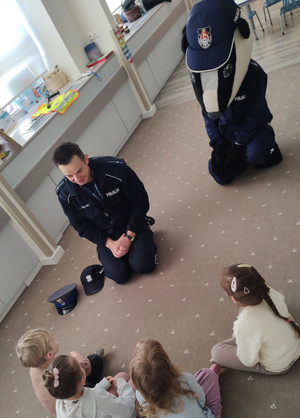 Edukacja przez zabawę – policyjna maskotka wśród przedszkolaków