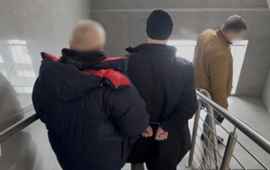 Kierowca bez uprawnień, w aucie blisko kilogram narkotyków