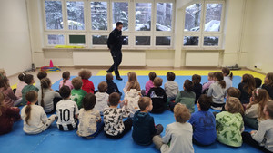 Jak bezpiecznie spędzić ferie? Spotkanie profilaktyczne w Szkole Podstawowej nr 336