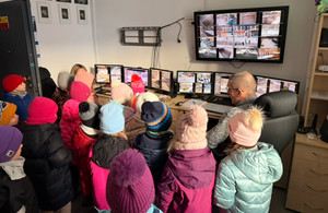 Mali goście w mokotowskiej komendzie – rozmowy o bezpieczeństwie i pracy policjantów