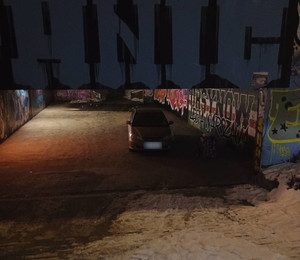 Kierował Hondą pod wpływem narkotyków. Auto zaparkował… w przejściu podziemnym