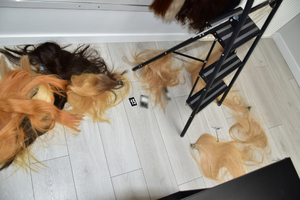 Włamał się do salonu, ukradł i zniszczył włosy za ponad 800 000 zł.