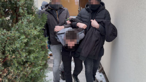 Zgłoszenie, szybka akcja i zatrzymania. Dwie osoby tymczasowo aresztowane, 12 – deportowanych