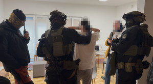 Zgłoszenie, szybka akcja i zatrzymania. Dwie osoby tymczasowo aresztowane, 12 – deportowanych