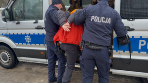 Zgłoszenie, szybka akcja i zatrzymania. Dwie osoby tymczasowo aresztowane, 12 – deportowanych