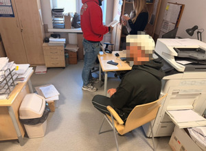 Zniszczył dwa samochody, używając taboretu