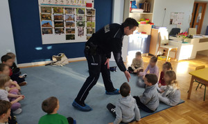 Jak bezpiecznie zimą iść do przedszkola i bawić się na śniegu? Przedszkolaki już wiedzą!