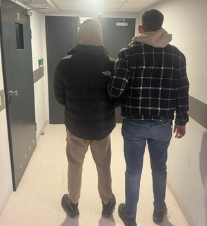 Lufka w ręku i narkotyki w hotelowy pokoju