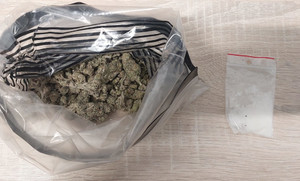 Lufka w ręku i narkotyki w hotelowy pokoju