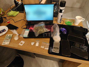 Oszukał 76-latkę na 110 tysięcy. ,,Odbierak” i jego kolega wpadli z narkotykami