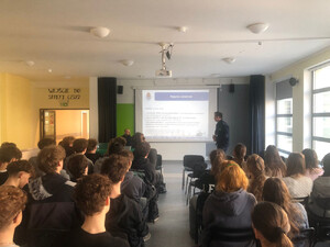 Policjanci inspirują młodzież do służby w mundurze