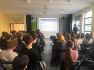 Policjanci inspirują młodzież do służby w mundurze