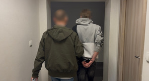 Czujność policjantów udaremniła oszustwo. 23-latek zatrzymany na gorącym uczynku