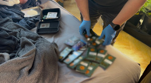 Mokotowscy policjanci zabezpieczyli domową plantację i blisko 2,5 kg marihuany