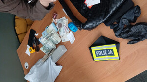 Rozpracowali grupę oszustów i zabezpieczyli setki tysięcy złotych – cztery osoby tymczasowo aresztowane