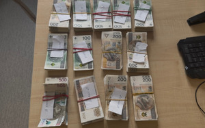 Rozpracowali grupę oszustów i zabezpieczyli setki tysięcy złotych – cztery osoby tymczasowo aresztowane