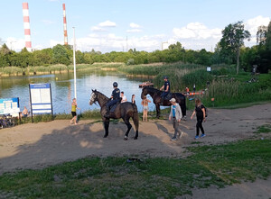 Policjanci na koniach patrolują teren Jeziorka Czerniakowskiego