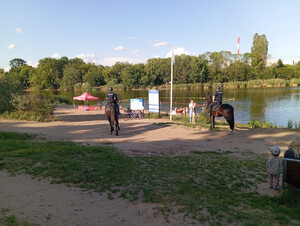 Policjanci na koniach patrolują teren Jeziorka Czerniakowskiego