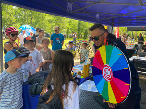 „Dzieci na Rowery” – policjanci promowali bezpieczeństwo podczas rodzinnego pikniku w Powsinie