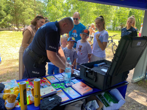 „Dzieci na Rowery” – policjanci promowali bezpieczeństwo podczas rodzinnego pikniku w Powsinie