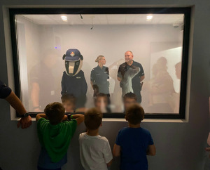 Dzieci odwiedziły ursynowski komisariat – poznawały pracę policjantów i zasady bezpiecznych wakacji
