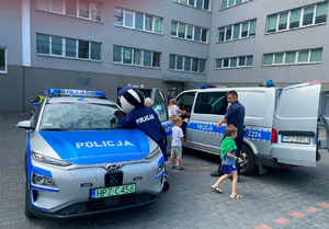Dzieci odwiedziły ursynowski komisariat – poznawały pracę policjantów i zasady bezpiecznych wakacji