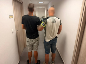 Policjant z osobą zatrzymaną