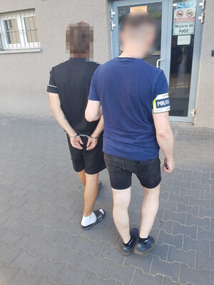 Policjant prowadzi zatrzymanego