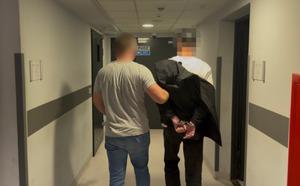 Kolejny cios w internetowych oszustów. Mokotowscy policjanci zatrzymali „kuriera”- 27-latek tymczasowo aresztowany