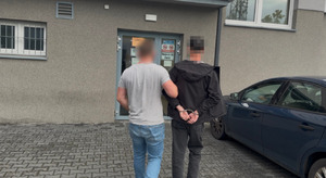 Kolejny cios w internetowych oszustów. Mokotowscy policjanci zatrzymali „kuriera”- 27-latek tymczasowo aresztowany