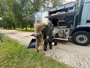 Funkcjonariusze przygotowują się do czynności
