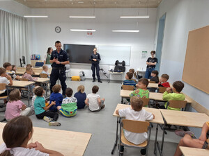 Policjanci prowadzą spotkanie z dziećmi