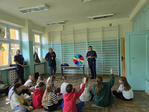 Policjanci prowadzą spotkanie z dziećmi