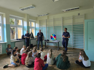 Policjanci prowadzą spotkanie z dziećmi